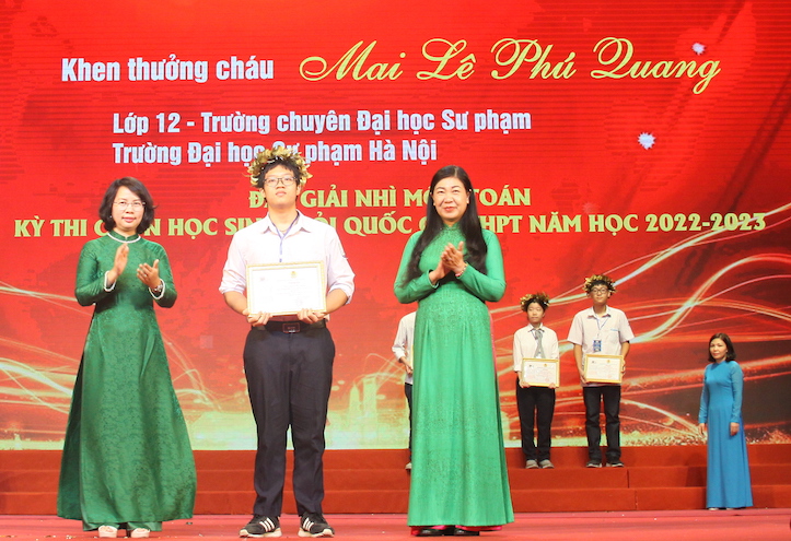 Biểu dương gia đình, con CNVCLĐ Thủ đô tiêu biểu năm 2023